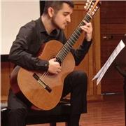 Laureato in chitarra e musica classica per ragazzi di ogni età