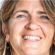 Avvocato impartisce lezioni di diritto per gli studenti delle scuole secondarie di secondo grado