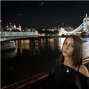 Mathe-Tutorin, die Grundschulkinder unterrichtet und beim Mathe lernen hilft.