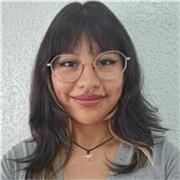 Estudiante con experiencia cuidando niños y ayudándoles con sus deberes.