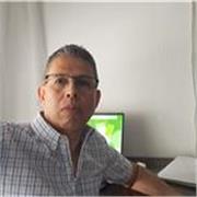 Profesional,  y  empatico y facilidad con personas mayores. 