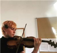 Doy clases de violín, lenguaje musical y armonía. (también online)