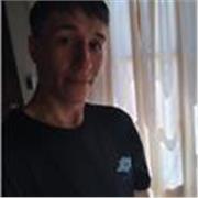 Profesor de español imparte clases a personas de todas las edades