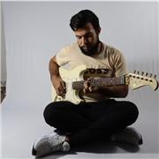 Ser apaixonado por Guitarra é o requisito mínimo para dominar as cordas. Você não tem tempo para teorias massantes, você precisa de Aulas práticas e intuitivas