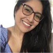 Profesora con buen método de enseñanza y paciencia imparte clases a escolares