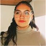 Profesora de matemáticas ofrece clases a jóvenes y adultos con ánimo de aprender
