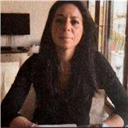 Psicologa impartisce lezioni di psicologia in base a esigenze specifiche