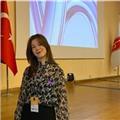 Her yaştan öğrenciye müfredat İngilizce dersine yardımcı olmanın yanı sıra konuşma pratiği dersleri