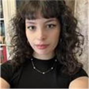 Studentessa universitaria che offre ripetizioni per studenti e studentesse che frequentano la scuola media