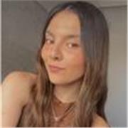 Titulada en Filología Inglesa y en un máster de Educación Secundaria con nivel C1 en inglés, preparada para enseñar a jóvenes.