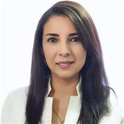 Profesora con faciles tacticas para el aprendizaje de sus hijos