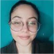 Profesora de inglés imparte clases para niños y niñas de primaria y secundaria