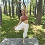 Profesora de Yoga (vinyasa, hatha, yin, senior, ashtanga) practicando desde hace mas de diez años y cinco enseñando