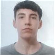 Actual estudiante, con bachillerato, crecido rodeado de niños