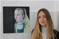 Profesora de dibujo, pintura y escultura imparte clases (graduada en bellas artes)