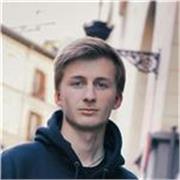 Estudiante de Universidad con formación en el colegio británico, Queen´s College. Profesor particular del inglés