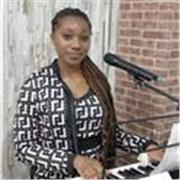 Profesora joven de piano para desde los más peques