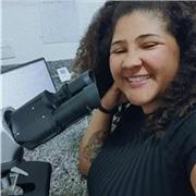 Biólogia com experiência em monitoramento ambiental, manejo de fauna e mediação de conteúdos científicos