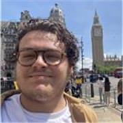 Etudiant enseigne l’anglais aux élèves allant de la 6ème à la terminale