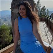 Profesora de inglés imparte clases particulares a niños