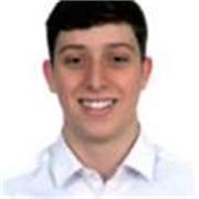 Profesor estudiante de Ingeniería que imparte clases a niños de todas las edades