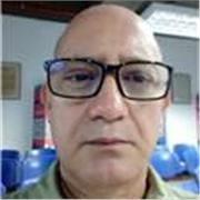 Profesor de matematicas imparte clases presencial y virtual