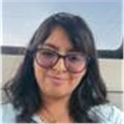 Estudiante de arquitectura enseña dibujo técnico a estudiantes de colegio