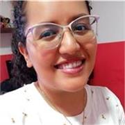 Profesora de apoyo escolar para estudiantes de basica primaria