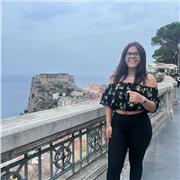 Studentessa diplomata con capacità di spiegare in modo chiaro