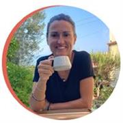 Voglio insegnare design perché credo nel potere delle idee visive di comunicare in modo efficace e significativo.
