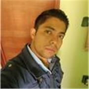 Profesor de matemáticas imparte clase a niños y jóvenes en edad escolar