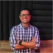 Maestro en comunicación con experiencia en jóvenes y adultos