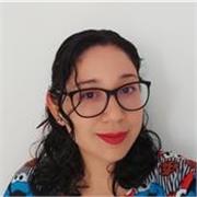 Profesora de ciencias sociales con especialización para trabajar con niños y adolescentes