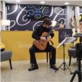 Lezioni di chitarra classica, studente presso l'accademia internazionale di imola