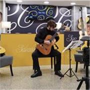 lezioni di chitarra classica, studente presso l'accademia internazionale di Imola