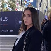 Studentessa quarta liceo linguistico. Conoscenza approfondita dello spagnolo( approssimativamente livello C1