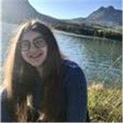 Studentessa universitaria impartisce lezioni di italiano per preparazione esami di maturità
