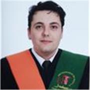 Graduado en finanzas y contabilidad y relaciones laborales y recursos humanos. Master en estudios europeos