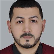 Enseignant passionné aidant à maîtriser le français facilement.