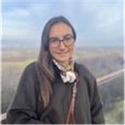Laureata in Giurisprudenza, specializzata in diritto internazionale ed europeo (Master di II livello e dottorato). 