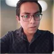 Estudiante universitario dispuesto a enseñar clases a jovenes