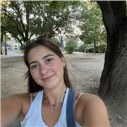 Ragazza con buona padronanza della lingua inglese, exchange student per un anno negli Stati Uniti e diplomata al liceo classico