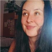 Studentessa in storia impartisce ripetizioni per studenti di scuole medie e superiori