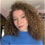 Profesora de baile, con más de diez años de formación en diferentes disciplinas de danza y experiencia en enseñanza de niños y ad