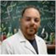 Professor de Ciências da Natureza que ensina alunos de Fundamental II e médio
