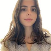 Profesora de inglés imparte clase a niños de todas las edades