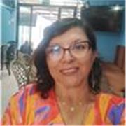 Profesor de ingles imparte clases a niños de todas las edades