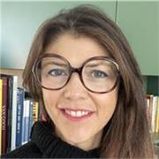 Laureata in Scienze della Comunicazione impartisce lezioni di Italiano e di Inglese a studenti di scuola media e superiore