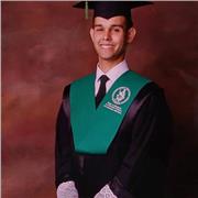 Soy maestro de primaria con un nivel C2 de inglés certificado, lo que me permite impartir clases con fluidez y precisión