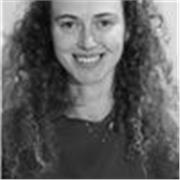 Fotografa impartisce lezioni di tecnica e storia della fotografia